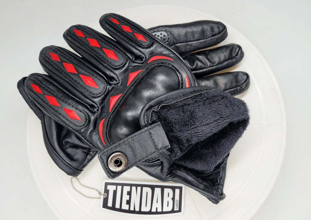 Los guantes están diseñados con refuerzo en las palmas para generar agarre antideslizante para un mejor control del manillar y en los dedos para brindar una mayor protección